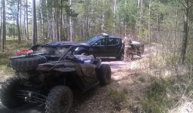 Zdjęcia z akcji. Pojazd - quad stoi na leśnej ścieżce/ Fot. Łukasz Jóźwik