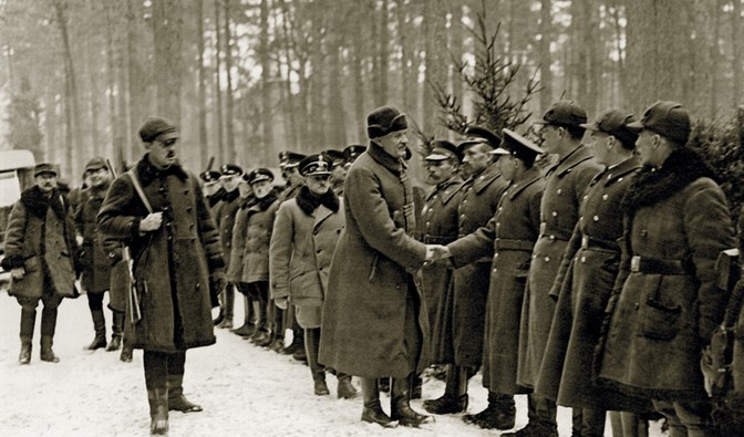 1 lutego 1931 r. Prezydent Ignacy Mościcki wita się w Spale ze Służbą Leśną.