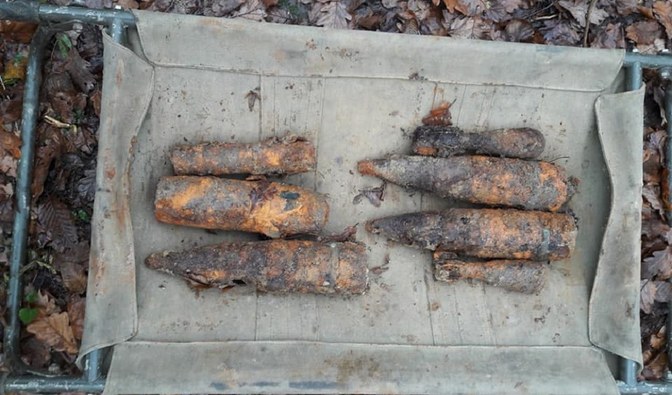 Kilka starych, zardzewiałych pocisków jest wynoszonych z lasu/ Fot. 19 Chełmski Batalion Zmechanizowany