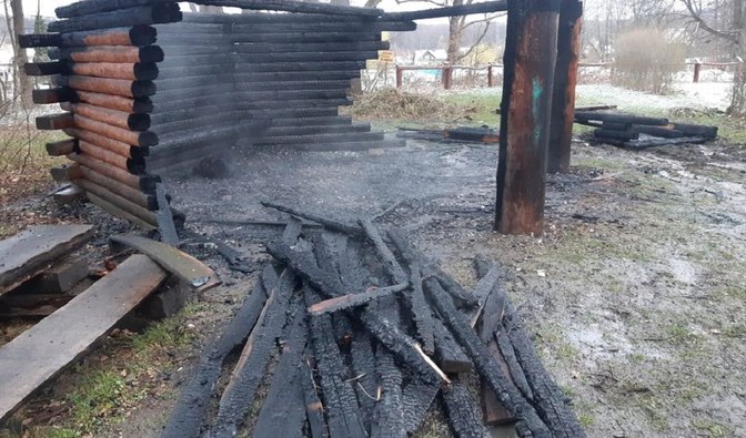 Na zdjęciu są widoczne zwęglone pozostałości po spalonej drewnianej wiacie/ Fot. Marcin Wolski