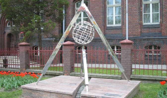 W Wodzisławiu Śl. 50. równoleżnik oznaczono obeliskiem/ Wikipedia
