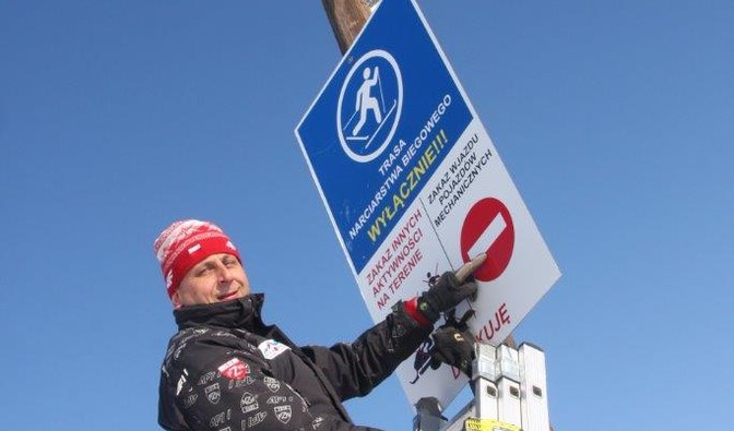 Przy trasach narciarskich ustawiono dodatkowe tablice informacyjno-ostrzegawcze