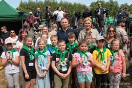 Para Prezydencka wśród dzieci biorących udział w akcji. Dzieci maja na szyjach zawiązane zielone chusty.