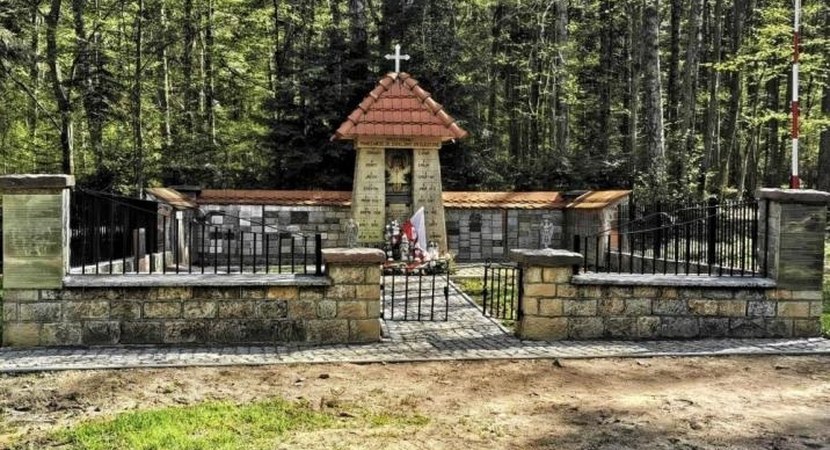 Na zdjęciu jest widoczna kamienna kapliczka z obrazem Matki Boskiej Bolesnej/ Fot. Piotr Fitas