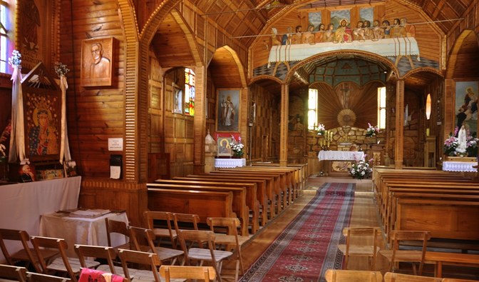 Zdjęcie przedstawia wnętrze kościoła w Momotach.