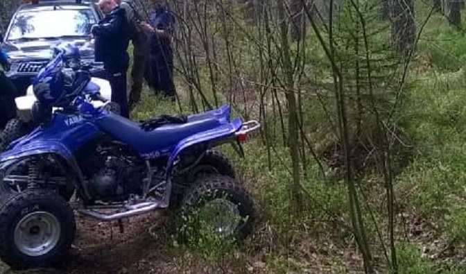 Akcja przeciw quadom w lasach. Na zdjęciu widoczny jest pojazd - quad, który został zatrzymany w lesie przez Straż Leśną/ Fot. Łukasz Jóźwik