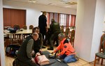 Uczestnicy kursu podczas "udzielania pomocy poszkodowanym"