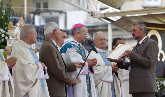 Fotografia przedstawia duchownych wraz z leśnikami.