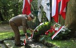 Dyrektor generalny Lasów Państwowych składa wieniec pod pomnikiem. Fot. Sławomir Fiedukowicz