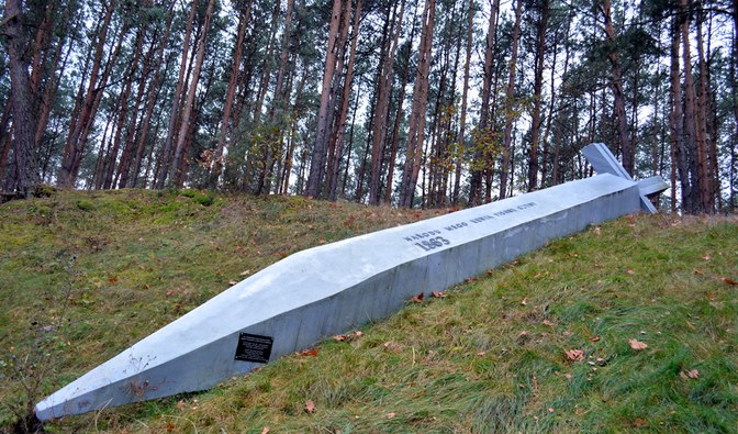 Na zdjęciu widać pomnik w kształcie miecza w Nadleśnictwie Dobieszyn / Fot. Edyta Nowicka