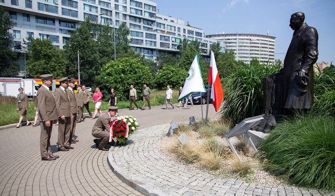 Na zdjęciu jest widoczna delegacja leśników składająca kwiaty przed pomnikiem Adama Loreta/ Fot. Filip Kaczanowski