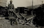 Na czarno-białym zdjęciu widać żołnierza armii niemieckiej w czasów pierwszej wojny światowej stojącego przy zdobytej broni/ Zbiory R. Eryka