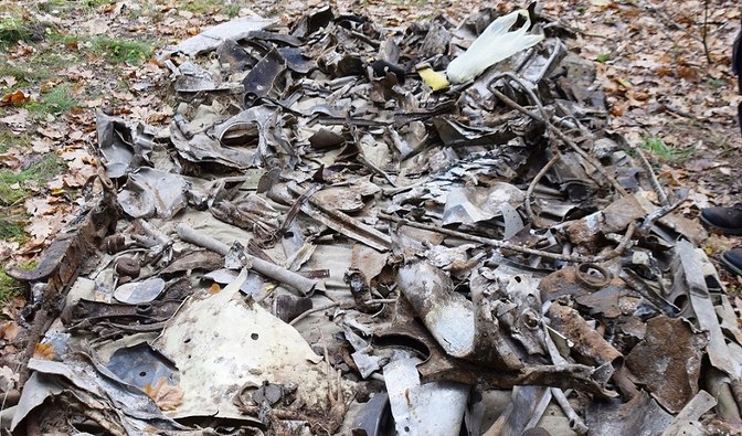 Zdjęcie przedstawia znalezione fragmenty samolotu