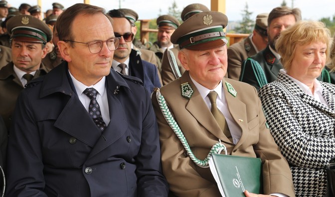 Wiceminister Edward Siarka i dyrektor generalny Lasów Państwowych Józef Kubica podczas mszy świętej.