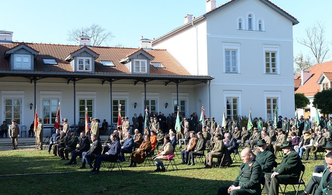 Zdjęcie przedstawia gości przybyłych na Hubertusa.