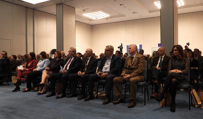 Zdjęcie przedstawia zgromadzonych na konferencji prelegentów i słuchaczy.