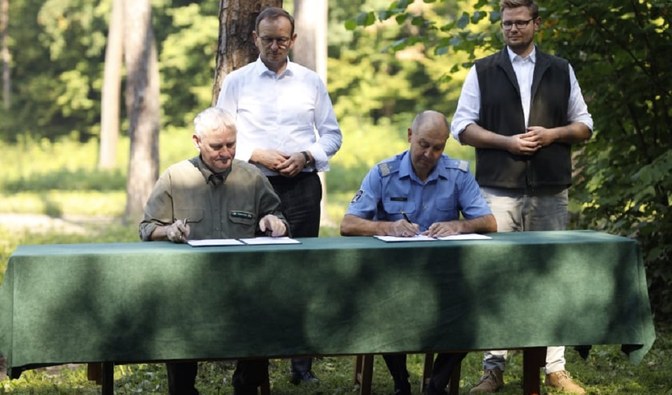 Na zdjęciu jest widoczny Jacek Kitliński, szef Służby Więziennej oraz Józef Kubica, dyrektor generalny Lasów Państwowych