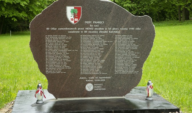 Na zdjęciu jest widoczny pamiątkowy kamień z tablicą, na której wymieniono imiona i nazwiska wielu osób/ Fot. Bartosz Klamra