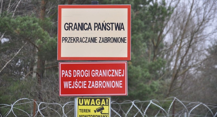 Zdjęcie przedstawia tablice z napisami "Granica państwa, przekraczanie zabronione", "Pas drogi granicznej wejście zabronione" oraz "Uwaga teren monitorowany".