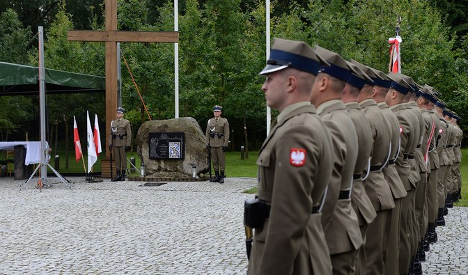 Zdjęcie przedstawia żołnierzy przy pomniku.