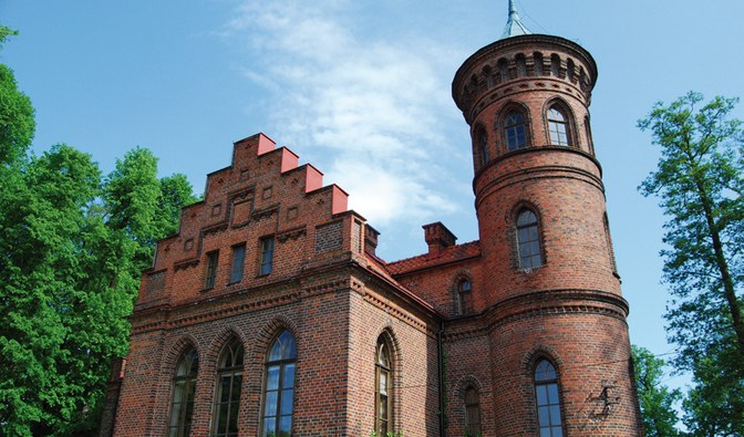 Neogotycki pałac z 1840 roku w Nowym Duninowie