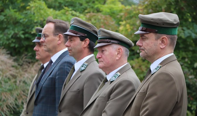 Na zdjęciu leśnicy wraz z ministrem Edwardem Siarką przed pomnikiem Adama Loreta.