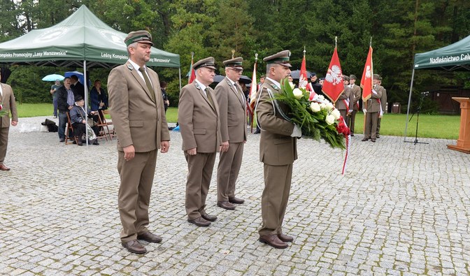 Delegacja leśników z wieńcem przed pomnikiem „Golgota leśników polskich i ich rodzin pomordowanych na Wschodzie w latach 1939-1948” w Nadleśnictwie Celestynów.