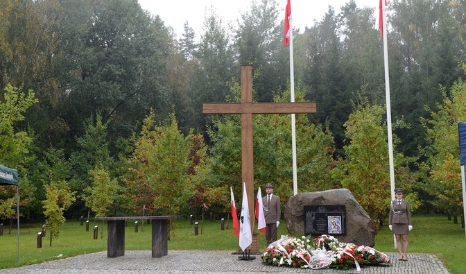 Pomnik „Golgota leśników polskich i ich rodzin pomordowanych na Wschodzie w latach 1939-1948” w Nadleśnictwie Celestynów.