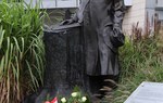 Na zdjęciu pomnik Adama Loreta i złożone pod nim wieńce.