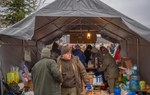 Na zdjęciu jest widoczne wnętrze namiotu nadleśnictwa, w środku stoją paczki z jedzeniem i piciem dla osób uciekających przed wojną w Ukrainie/ Fot. Karol Jańczuk