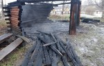 Na zdjęciu są widoczne zwęglone pozostałości po spalonej drewnianej wiacie/ Fot. Marcin Wolski