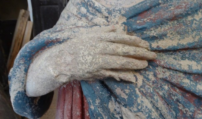 Na zdjęciu widać zniszczoną figurę Jezusa/ Fot. arch. Grzegorza Tomkowicza