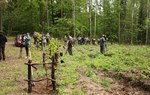 Na zdjęciu widać osoby stojące niedaleko lasu/ Arch. nadleśnictw Mrągowo i Srokowo