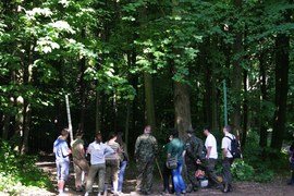 Las jest między innymi miejscem kształcenia studentów – przyszłych leśników. Przedstawiona na zdjęciu grupa uczy się projektowania dróg leśnych. A po co są takie drogi? Na przykład do wywozu drewna, do udostępniania lasu turystom…