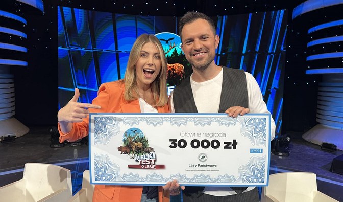 Uśmiechnięci Aleksandra Grysz i Tomasz Tylicki z symbolicznym czekiem na 30 tysięcy złotych