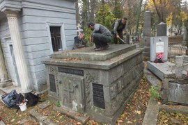 Na grobach leśników we Lwowie