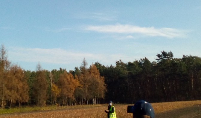 Dron w czasie lotu. Na pierwszym planie widoczny operator drona. Fot. Arch. RDLP w Warszawie