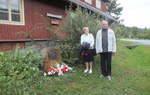 DR.0620.82.2015DMaria Harasymowicz i prof. Bolesław Faron przy obelisku w Mikowie.jpg