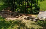Na zdjęciu są widoczne kłody drewna ułożone na placu/ Fot. Straż Leśne nadleśnictw Kołaczyce i Strzyżów