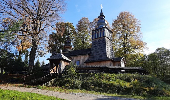 Drewniana cerkiew otoczona starymi drzewami