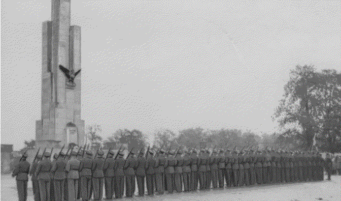 Zdjęcie przedstawia przysposobienie wojskowe leśników w czasie II wojny światowej, fot. Narodowe Archiwum Cyfrowe
