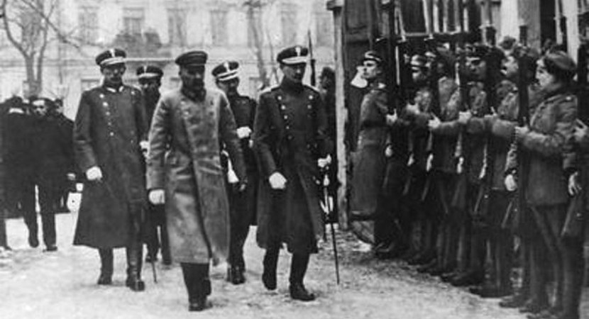 Józef Piłsudski w drodze na posiedzenie Sejmu Ustawodawczego