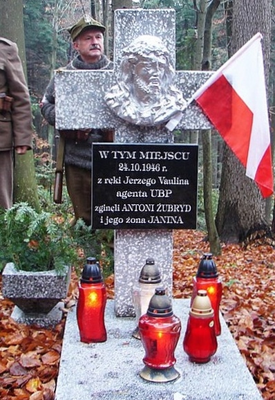 Pomnik w lasach Malinówki, w miejscu śmierci A. i J. Żubrydów odsłonięty 28 X 2012 r..jpg