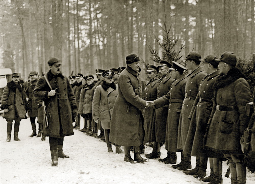 1 lutego 1931 r. Prezydent Ignacy Mościcki wita się w Spale ze Służbą Leśną.